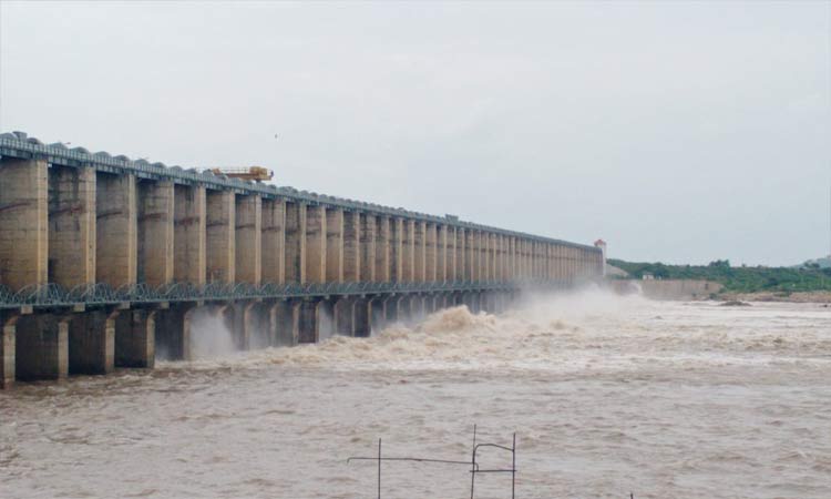 జూరాలకు పోటెత్తిన భారీ వరద