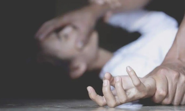 యువతిపై పైలట్ అత్యాచారయత్నం