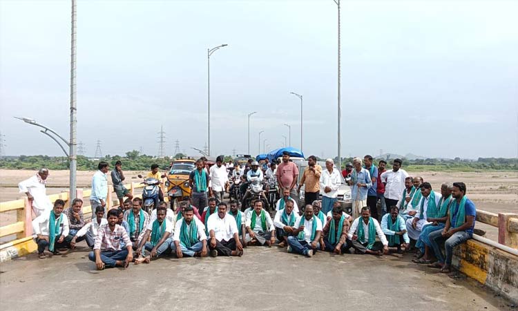 సాగు నీరందించకుంటే మధ్యమానేరు ముట్టడిస్తాం సాగు నీరందించకుంటే మధ్యమానేరు ముట్టడిస్తాం