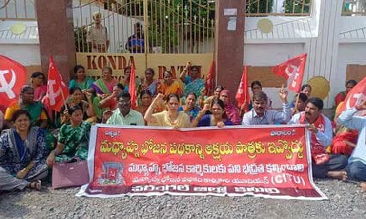 మంత్రి కొండా సురేఖ ఇంటిని ముట్టడించిన మధ్యాహ్న భోజన కార్మికులు మంత్రి కొండా సురేఖ ఇంటిని ముట్టడించిన మధ్యాహ్న భోజన కార్మికులు