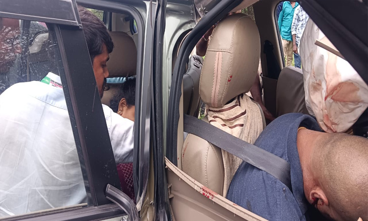 కల్వర్టును ఢీకొన్న కారు.. దంపతులు దుర్మరణం కల్వర్టును ఢీకొన్న కారు.. దంపతులు దుర్మరణం