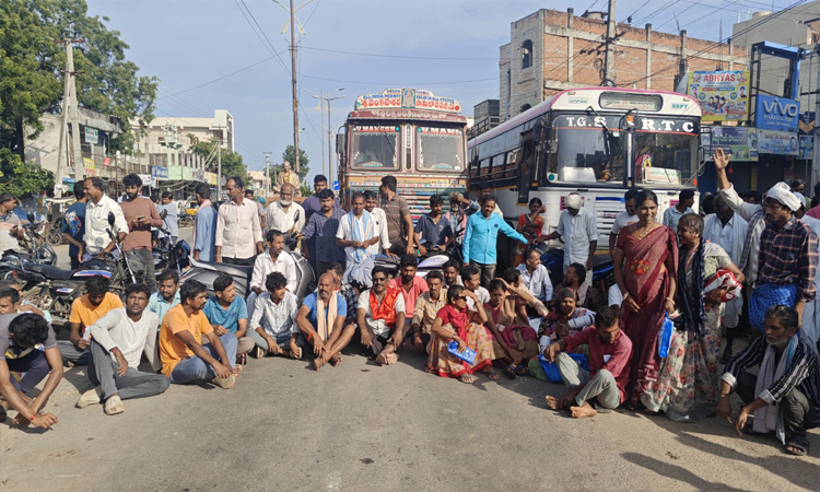 మరిపెడలో యూరియా కోసం రోడ్డెక్కిన అన్నదాతలు మరిపెడలో యూరియా కోసం రోడ్డెక్కిన అన్నదాతలు