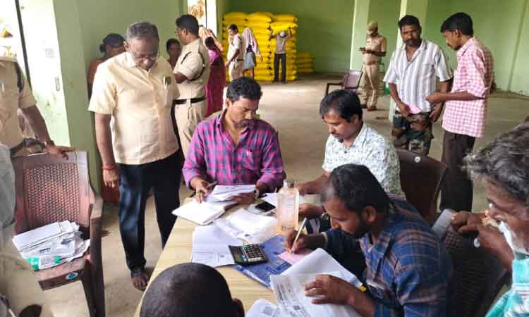 పోలీస్ బందోబస్తు నడుమ రైతులకు యూరియా పంపిణీ పోలీస్ బందోబస్తు నడుమ రైతులకు యూరియా పంపిణీ