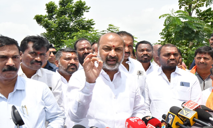 ఇంకెన్నాళ్లు బిఆర్ఎస్కు దోచిపెడతారు:బండి సంజయ్ ఇంకెన్నాళ్లు బిఆర్ఎస్కు దోచిపెడతారు:బండి సంజయ్